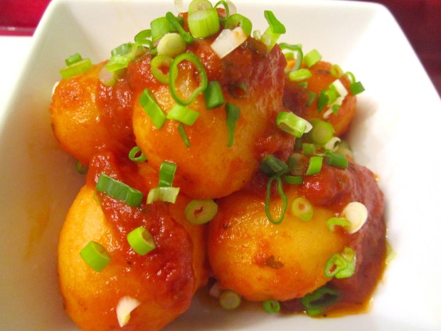 Spicy Garlic Potatoes In Tomato Sauce