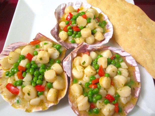 Steamed Bay Scallops, Peppers And Green Peas