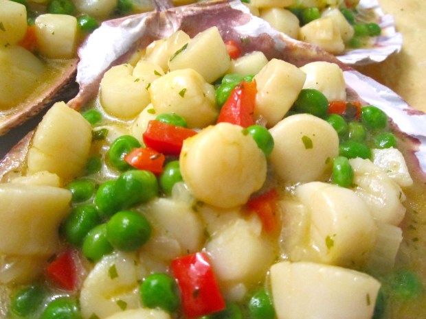 Steamed Bay Scallops, Peppers And Green Peas