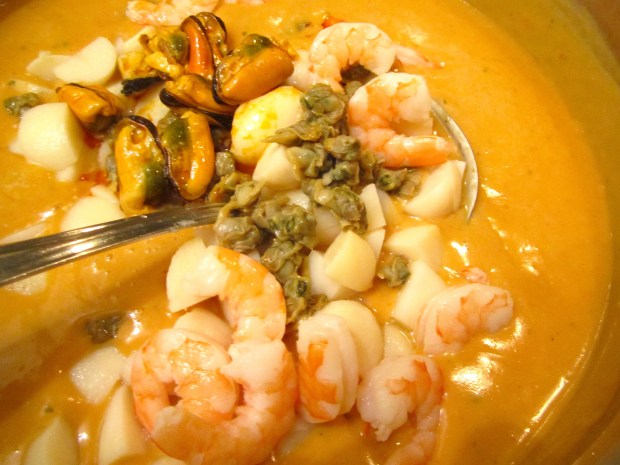 Saute fine diced onions in butter, add flour to make a blond roux, add a bit of tomato paste, saute another minute, add fish stock and simmer for 15 minutes, add cream and cocnac, simmer another few minutes, season with seasalt and cayenne pepper, add blanched seafodd, carefully stir and remove from heat