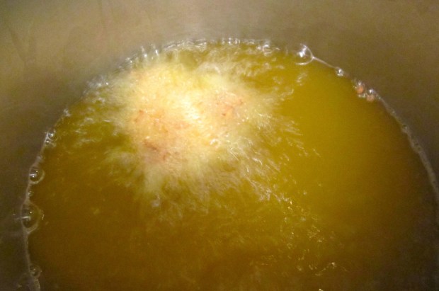 after 10 minutes frying the chicken, add the seasoned totatoes, fry until soft on the inside, crispy and golden on the outside Bout 15 more minutes, during the last 5 minutes, ingrease the temperature of the oil to 375F