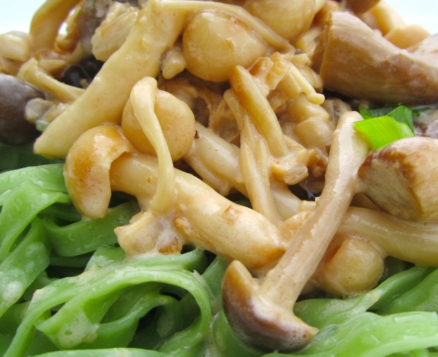 Spinach Linguini With Mushrooms In White Wine And Cream