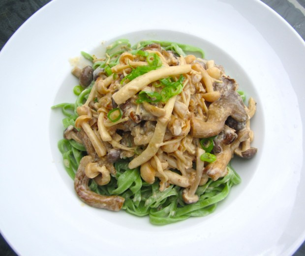 Spinach Linguini With Mushrooms In White Wine And Cream