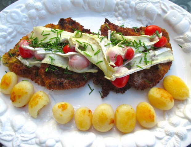 Gratinated Breaded Beef Scallops, Brie & Tomato