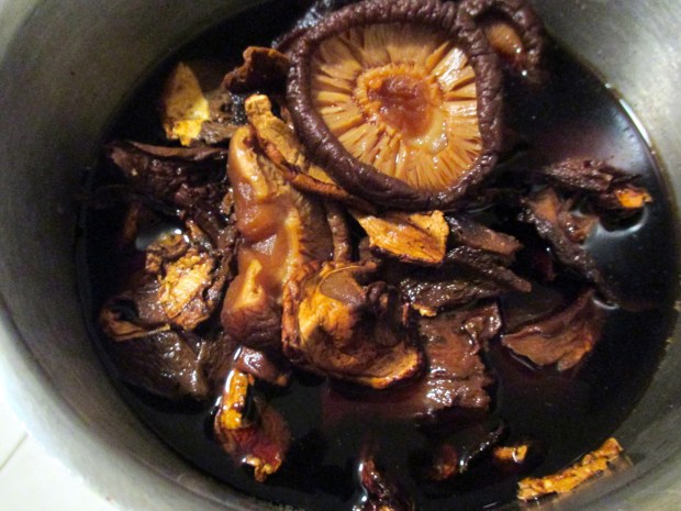 soak cepes, shiitake and wood ears in boiling water for 20 minutes