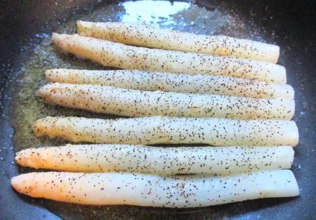 season white asparagus spears with kosher salt and freshly ground black pepper (I usually don't use black pepper on light food, but here it belongs), when warm, remove and reserve
