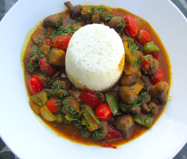 to serve, Put steamed basmati rice in center, add curry, sprinkle with chives