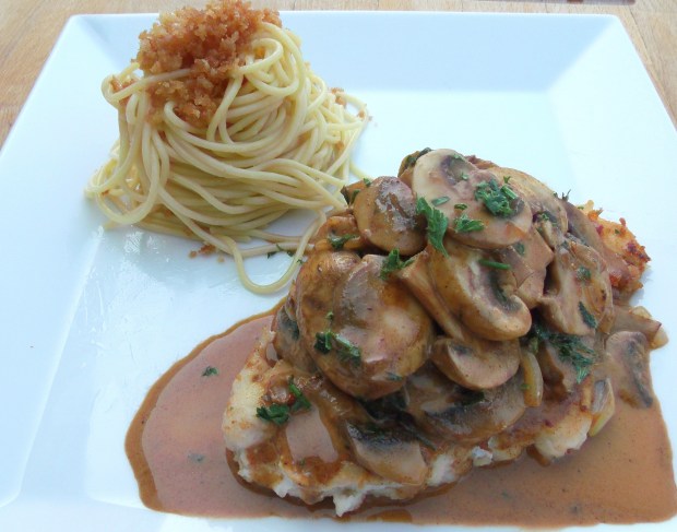 Jägerschnitzel Vom Huhn Mit Pasta Und Schmelze - Chicken Cutlet Hunter Style